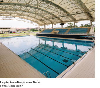 La piscina olímpica en Bata. (Foto: Sam Dean)