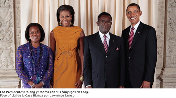 Los Presidentes Obiang y Obama con sus cónyuges en 2009. Foto oficial de la Casa Blanca por Lawrence Jackson.